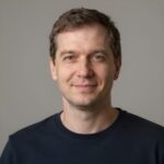 Улыбающийся мужчина изучает руководство по вейджерам от Unblocked Games Free для начинающих игроков