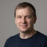 Улыбающийся мужчина, оставивший положительный отзыв о прозрачности партнерских ссылок в руководствах Unblocked Games Free